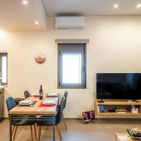 Erato - Newly Renovated With Parking Apartment