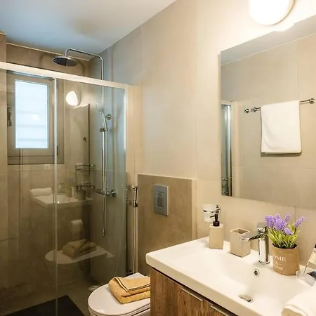 Erato - Newly Renovated With Parking *