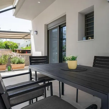 Erato - Newly Renovated With Parking Apartment *