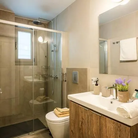 Erato - Newly Renovated With Parking *