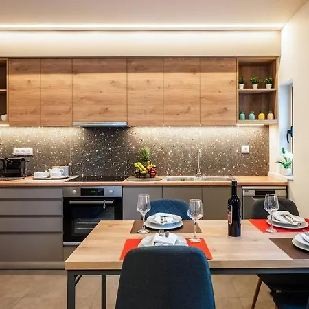 Erato - Newly Renovated With Parking Apartment