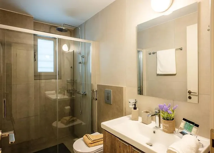 Erato - Newly Renovated With Parking *