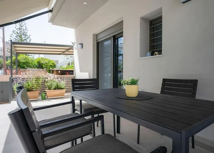 Erato - Newly Renovated With Parking Apartment *