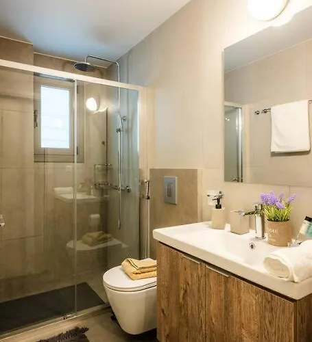 Erato - Newly Renovated With Parking *