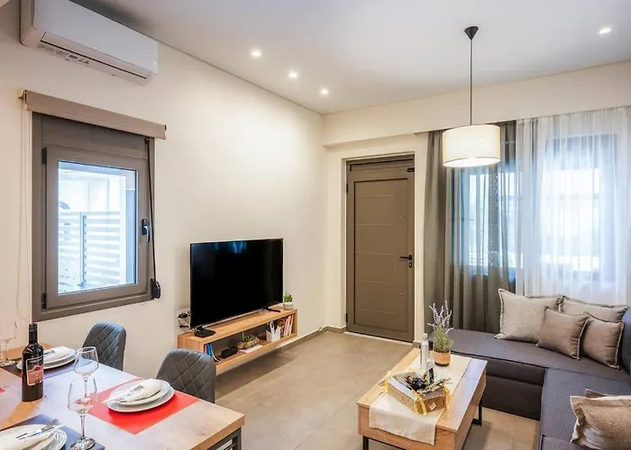 Erato - Newly Renovated With Parking *