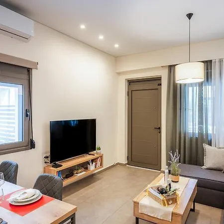 Erato - Newly Renovated With Parking *